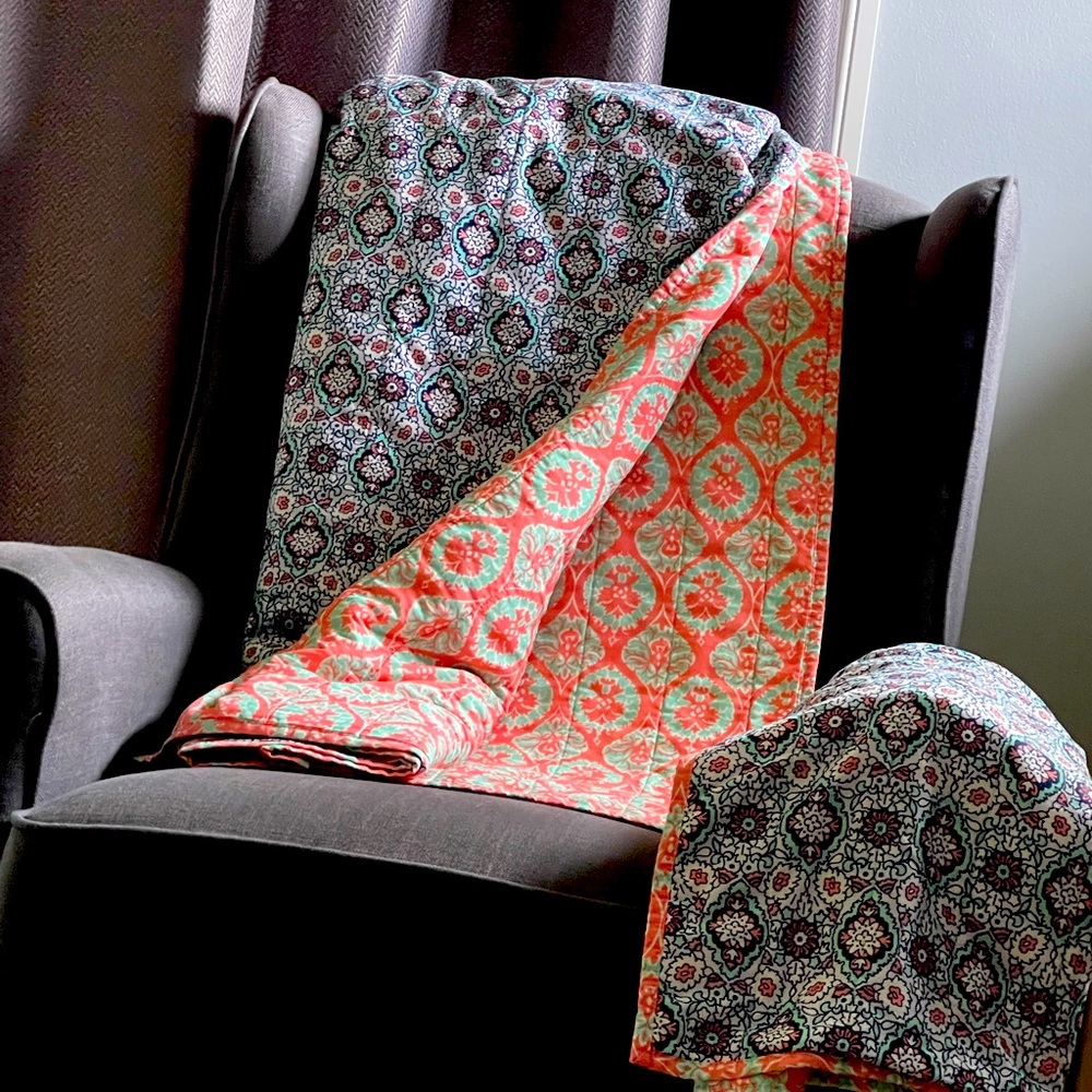 Quilt Bedding reversible with pillow cover. Twin size.